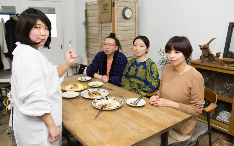 写真：テーブルに並ぶ完食されたお皿と「keita」さん、「みち子」さん、「naho」さん。カメラに向かってドヤ顔、ガッツポーズの「おかん」
