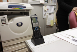 ビコードレス電話機は事務所のほか、工場でも使用