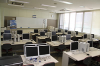 情報系専門学校の教室。高校課程から社会人まで幅広い年代の学生が学ぶ