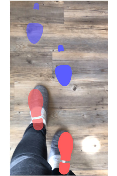 画像：床に足型が投影されている画面
