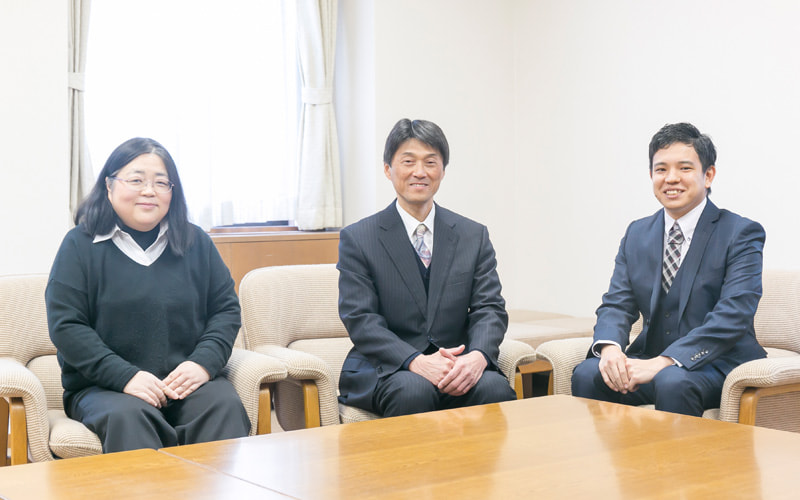 写真：3人が笑顔の写真。左から丸尾先生、長谷川先生、新田さん