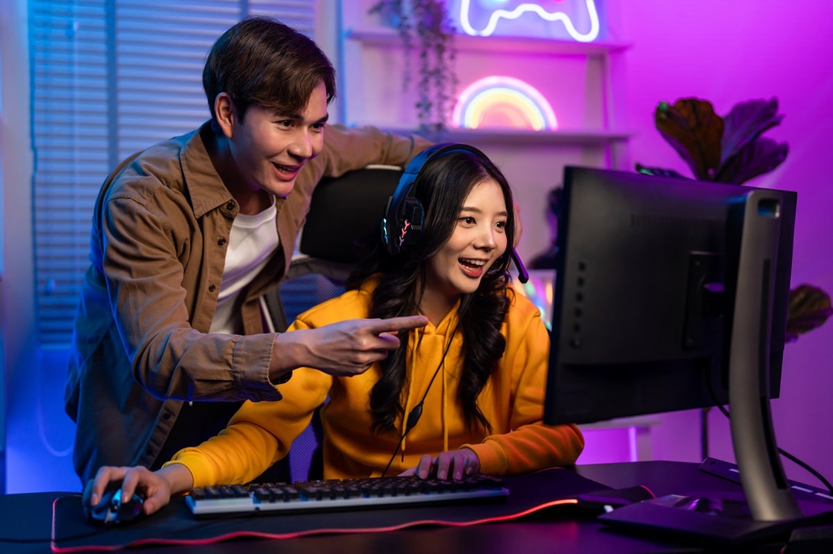ゲームをしている男女のイメージ