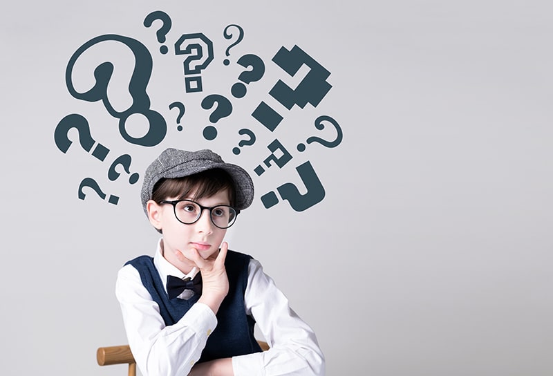 はてなを浮かべる少年のイメージ