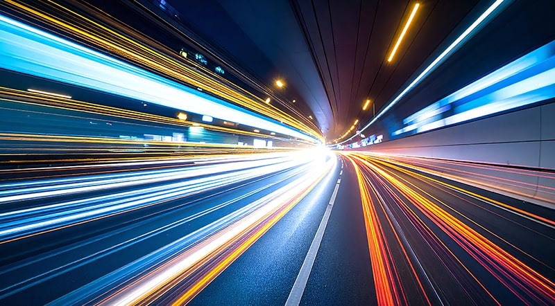 光の中を高速で移動しているイメージ