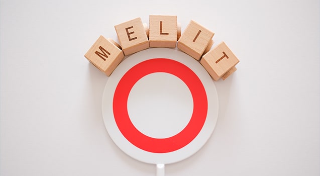 赤い円の標識と並べられた木製アルファベットブロック