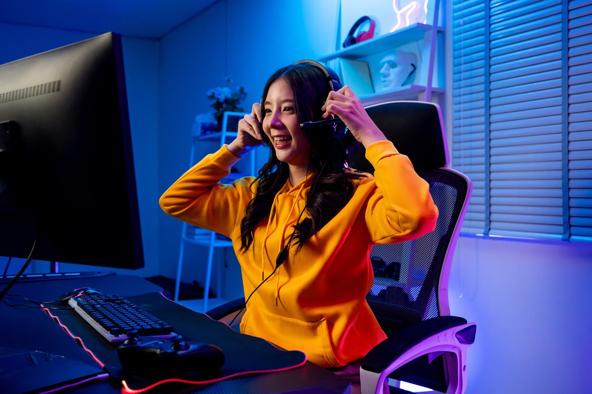 パソコンを操作している女性のイメージ