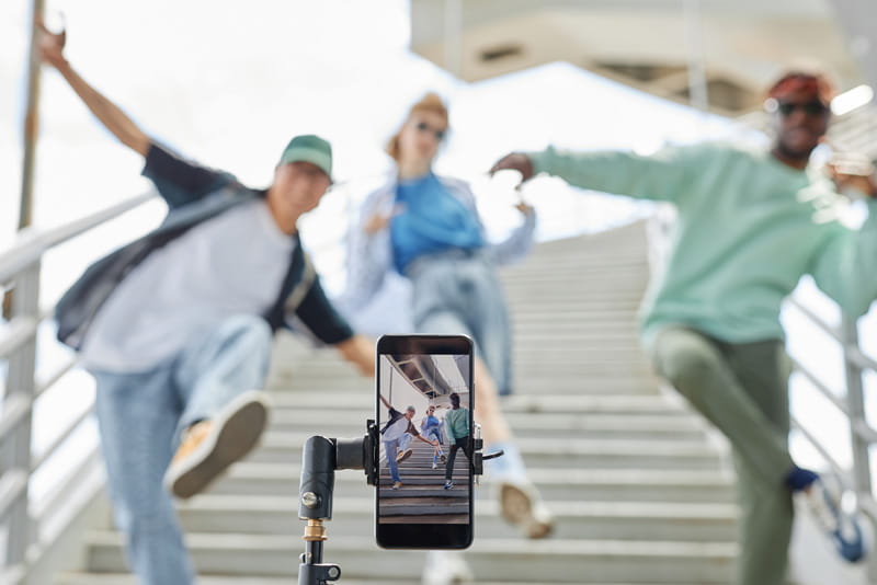 スマートフォンで動画撮影をする男女のイメージ