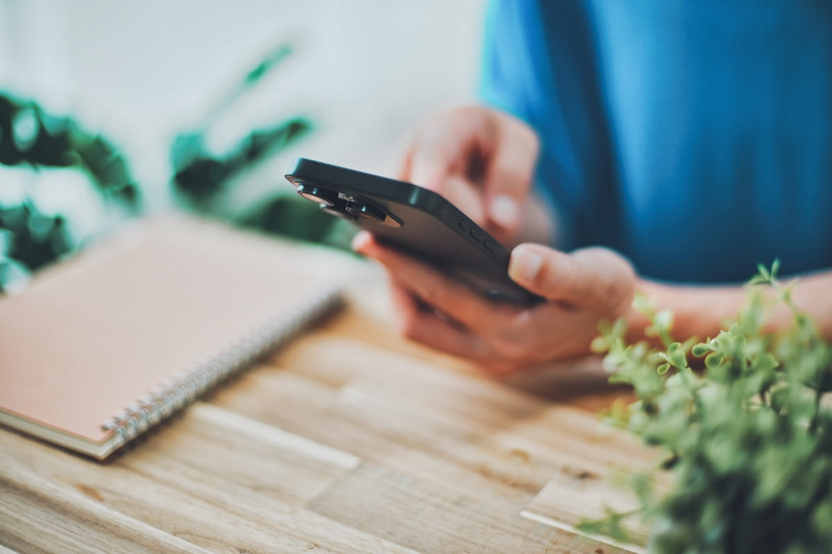 スマートフォンを操作するイメージ