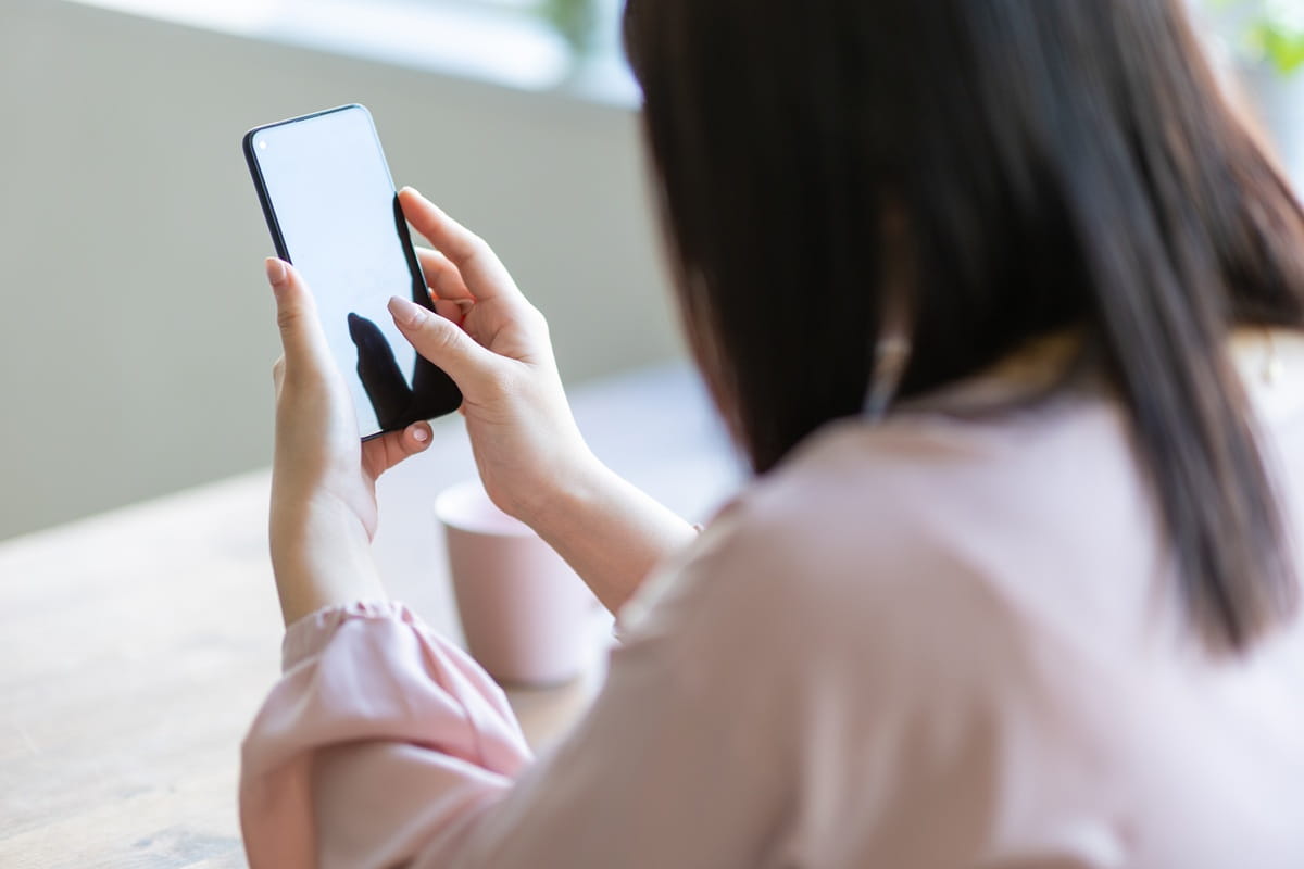 スマートフォンを操作するイメージ