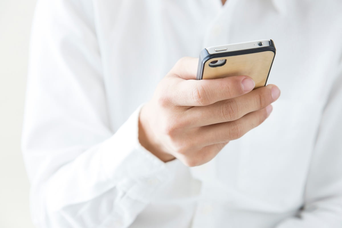 スマートフォンを操作するイメージ