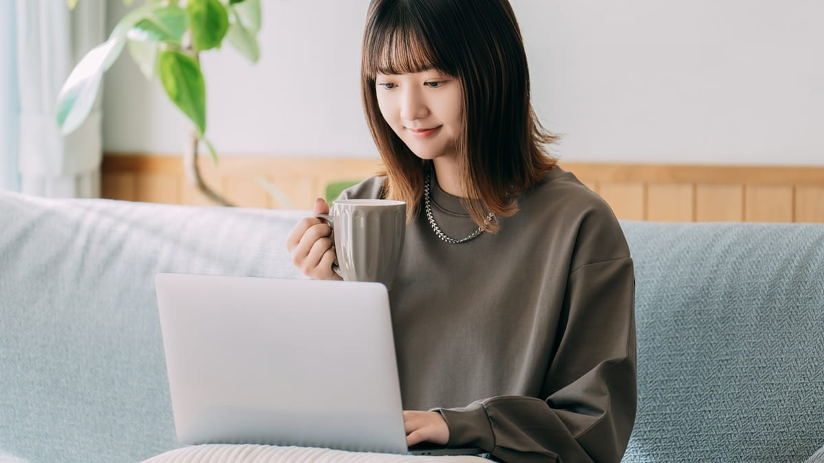 パソコンを操作する女性のイメージ