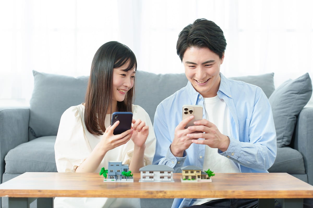 スマートフォンを操作する男女のイメージ