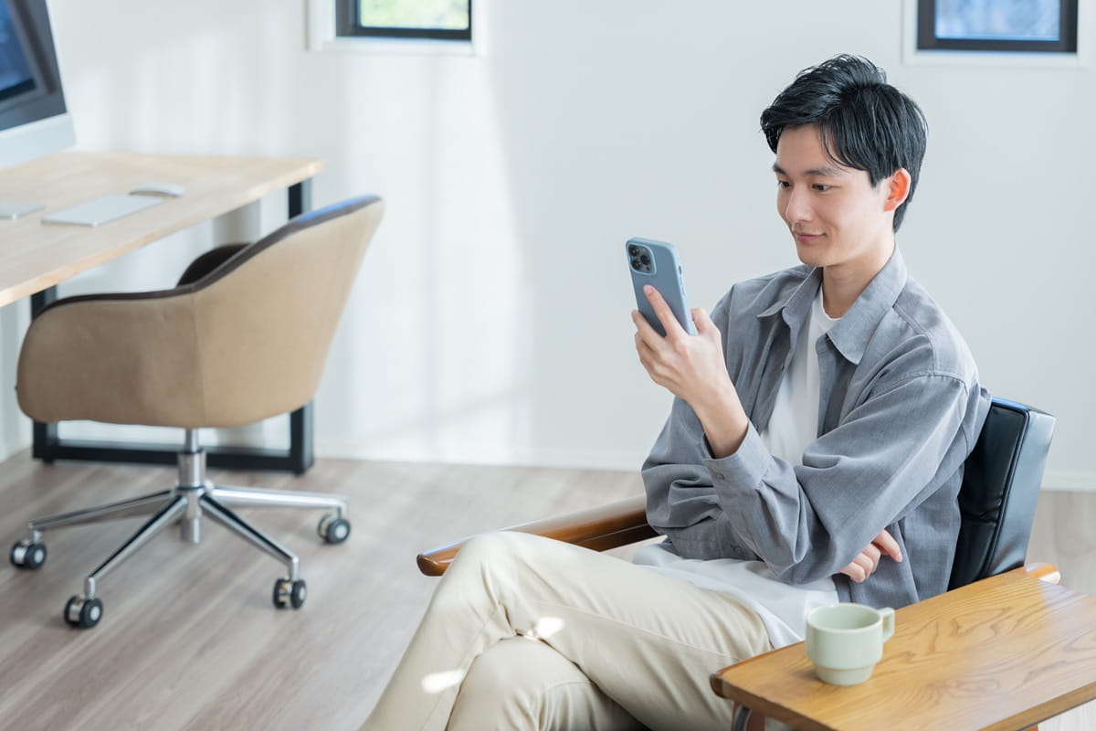 スマートフォンを操作する男性のイメージ