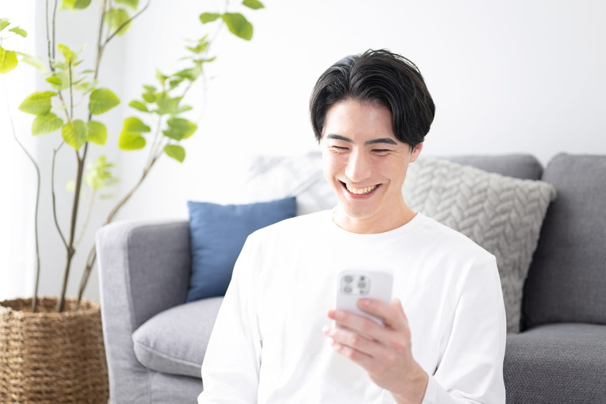 スマートフォンを操作する男性のイメージ