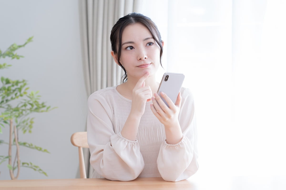 スマートフォンを操作する女性のイメージ