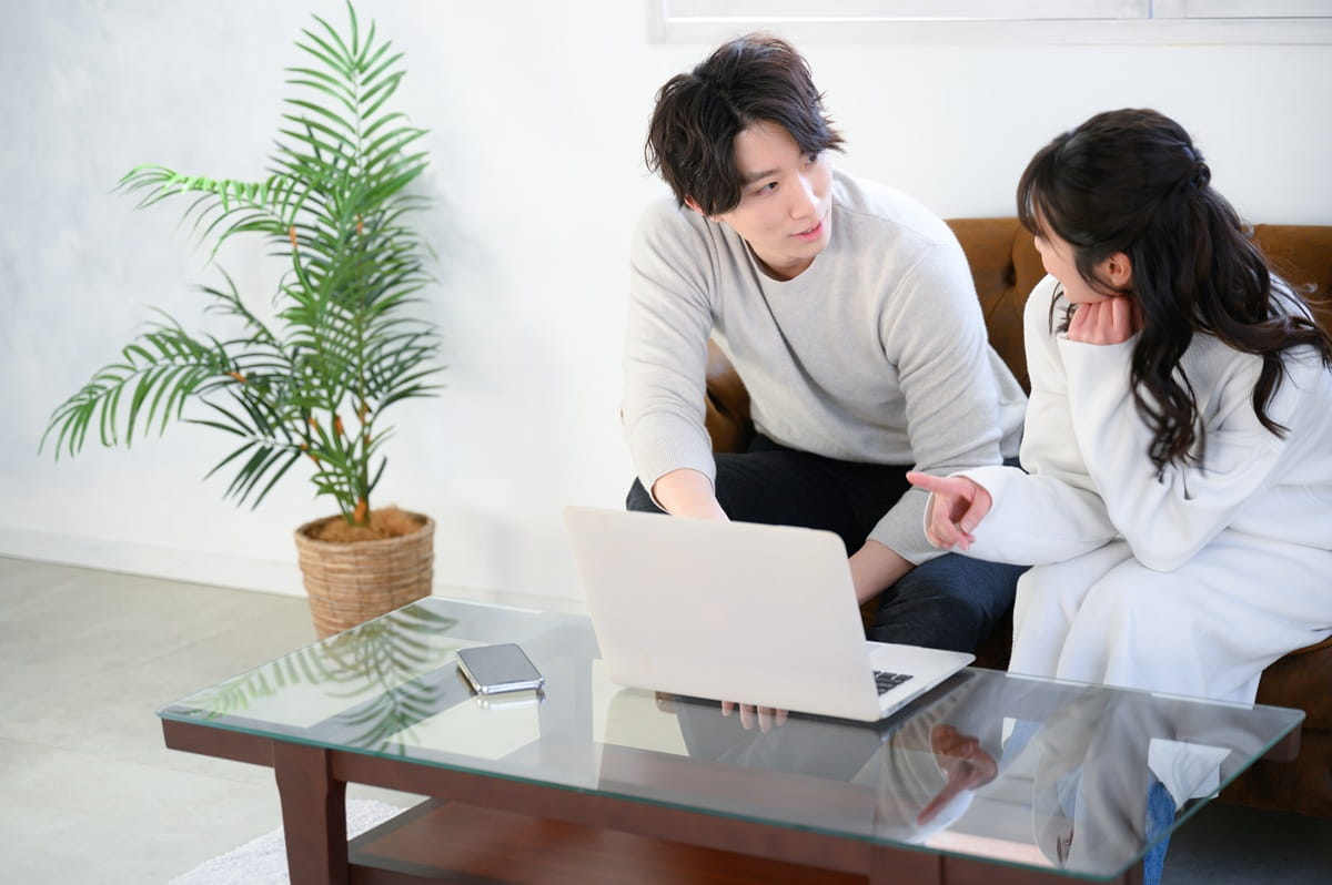 パソコンを操作する男女のイメージ