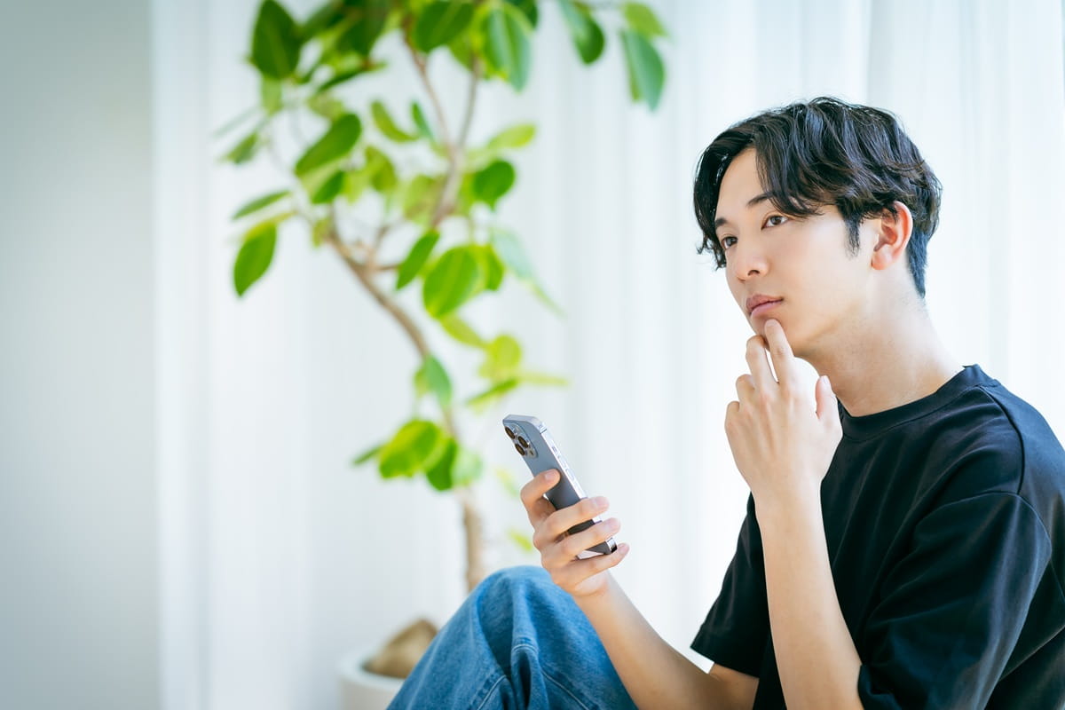 スマートフォンを操作する男性のイメージ