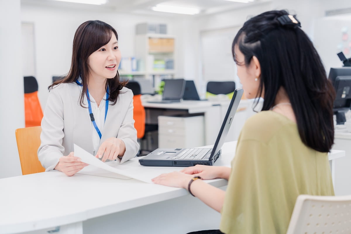 窓口で相談する女性のイメージ
