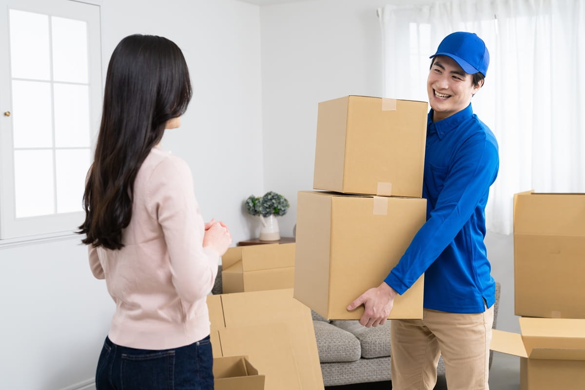 引越し作業をする男性と女性のイメージ