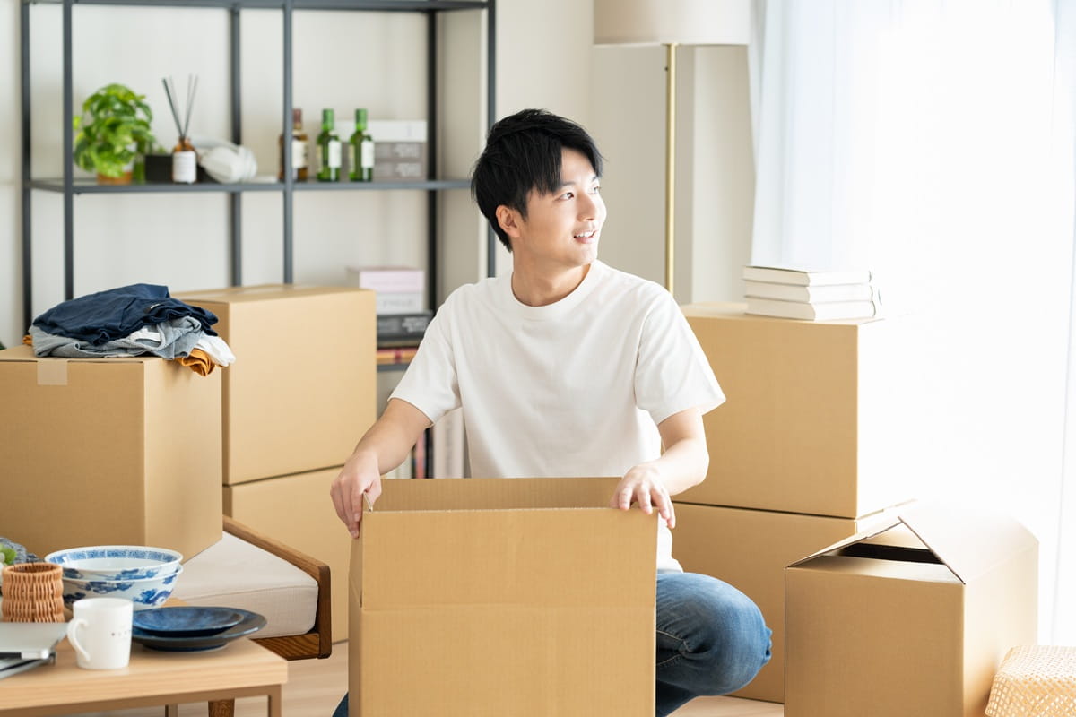 引越し作業をする男性のイメージ
